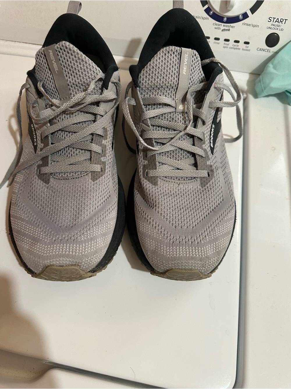 Brooks Men's Light Gray Athletic Running Shoes